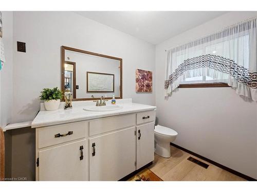 33 Hastings Boulevard, Guelph, ON - Indoor Photo Showing Bathroom
