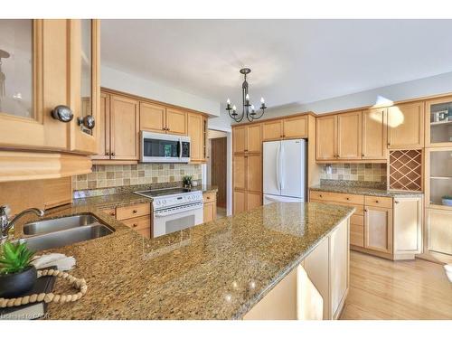 700 Fieldstone Road, Mississauga, ON - Indoor Photo Showing Kitchen With Double Sink