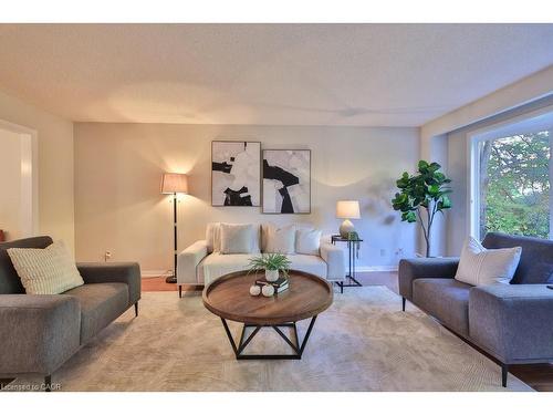 700 Fieldstone Road, Mississauga, ON - Indoor Photo Showing Living Room