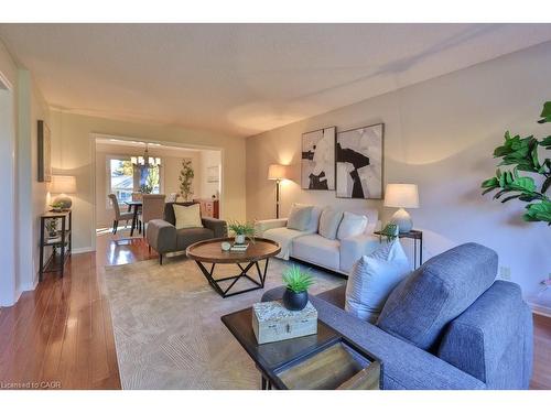 700 Fieldstone Road, Mississauga, ON - Indoor Photo Showing Living Room