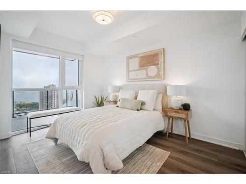 1405-2007 James Street, Burlington, ON - Indoor Photo Showing Bedroom