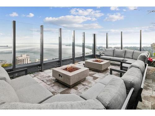 1405-2007 James Street, Burlington, ON - Indoor Photo Showing Living Room