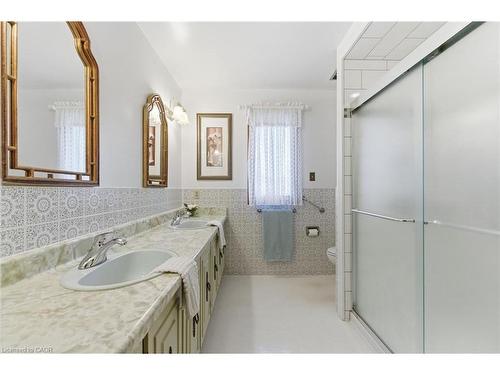 1235 Barton Street, Stoney Creek, ON - Indoor Photo Showing Bathroom