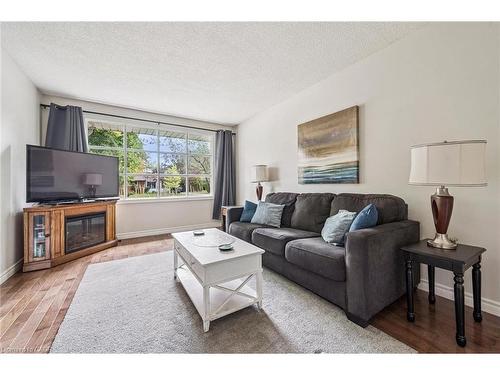 5 Picadilly Place, Guelph, ON - Indoor Photo Showing Living Room
