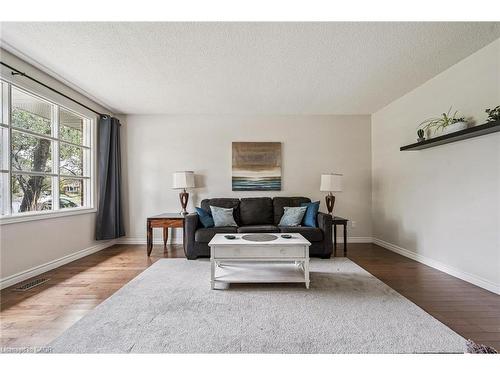 5 Picadilly Place, Guelph, ON - Indoor Photo Showing Living Room