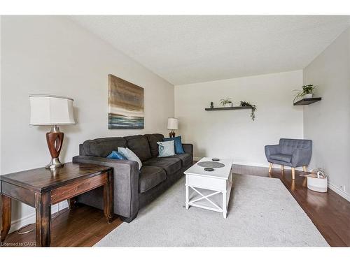 5 Picadilly Place, Guelph, ON - Indoor Photo Showing Living Room