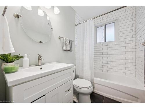 5 Picadilly Place, Guelph, ON - Indoor Photo Showing Bathroom