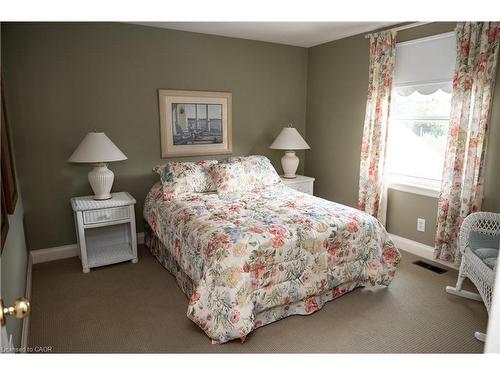 4194 Corrine Court, Burlington, ON - Indoor Photo Showing Bedroom