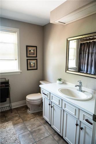 4194 Corrine Court, Burlington, ON - Indoor Photo Showing Bathroom