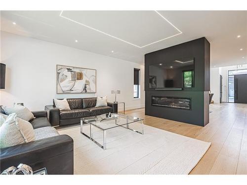 135 Eleanor Avenue, Hamilton, ON - Indoor Photo Showing Living Room