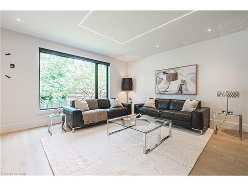 135 Eleanor Avenue, Hamilton, ON - Indoor Photo Showing Living Room