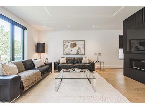 135 Eleanor Avenue, Hamilton, ON - Indoor Photo Showing Living Room