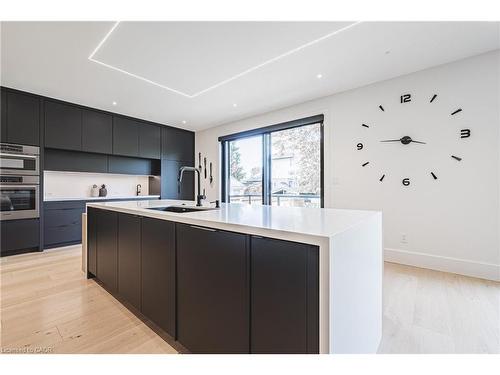 135 Eleanor Avenue, Hamilton, ON - Indoor Photo Showing Kitchen