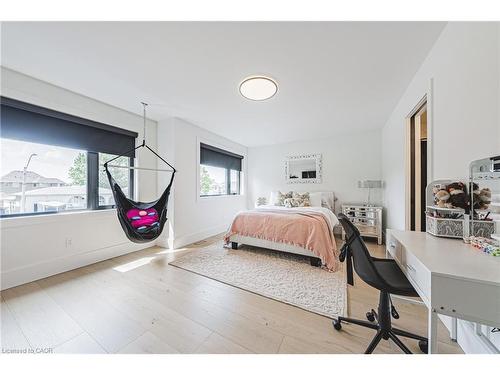 135 Eleanor Avenue, Hamilton, ON - Indoor Photo Showing Bedroom