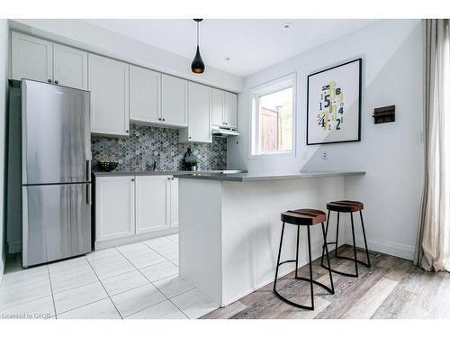 30-290 Barton Street W, Hamilton, ON - Indoor Photo Showing Kitchen