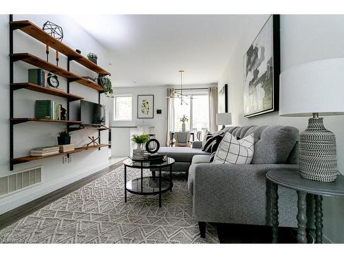 30-290 Barton Street W, Hamilton, ON - Indoor Photo Showing Living Room