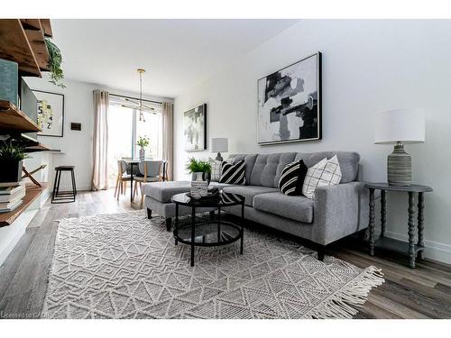 30-290 Barton Street W, Hamilton, ON - Indoor Photo Showing Living Room