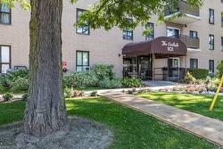 503-1101 Pharmacy Avenue W Scarborough, ON M1R 2H2