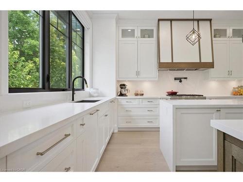 1225 Baldwin Drive, Oakville, ON - Indoor Photo Showing Kitchen With Upgraded Kitchen