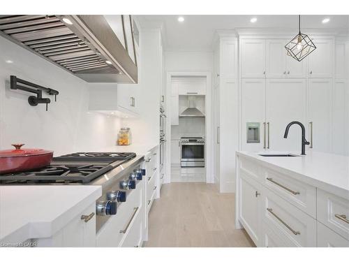 1225 Baldwin Drive, Oakville, ON - Indoor Photo Showing Kitchen With Upgraded Kitchen