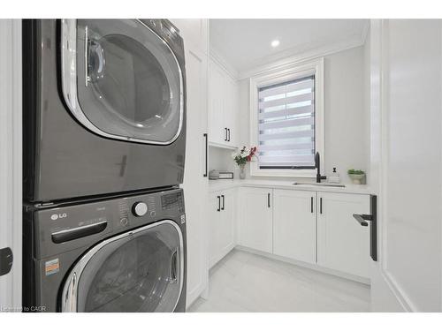 1225 Baldwin Drive, Oakville, ON - Indoor Photo Showing Laundry Room