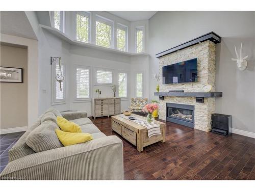 289 Wesley Boulevard, Cambridge, ON - Indoor Photo Showing Living Room With Fireplace