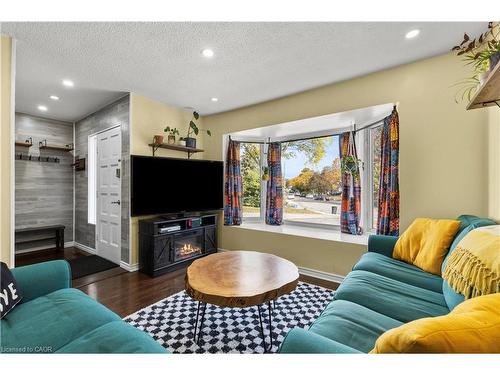 50 Gledhill Crescent, Hamilton, ON - Indoor Photo Showing Living Room