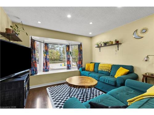 50 Gledhill Crescent, Hamilton, ON - Indoor Photo Showing Living Room
