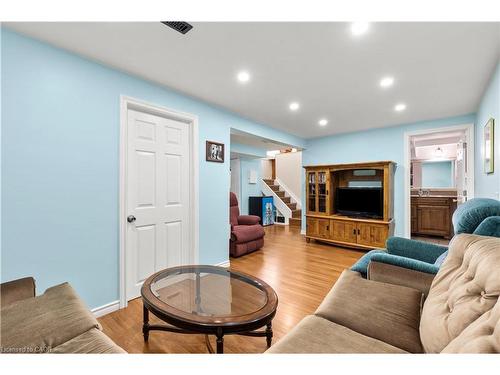 50 Gledhill Crescent, Hamilton, ON - Indoor Photo Showing Living Room