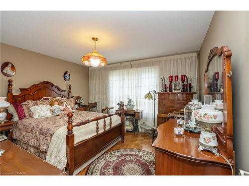 2545 Pollard Drive, Mississauga, ON - Indoor Photo Showing Bedroom