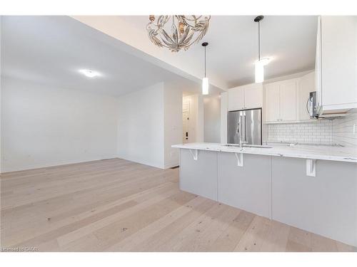 28 Pickett Place, Cambridge, ON - Indoor Photo Showing Kitchen With Upgraded Kitchen