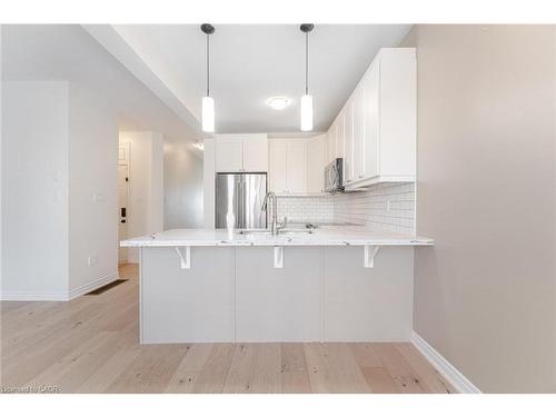 28 Pickett Place, Cambridge, ON - Indoor Photo Showing Kitchen With Upgraded Kitchen