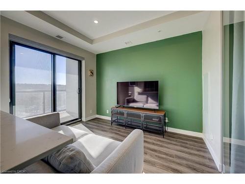 1015-15 Queen Street S, Hamilton, ON - Indoor Photo Showing Living Room