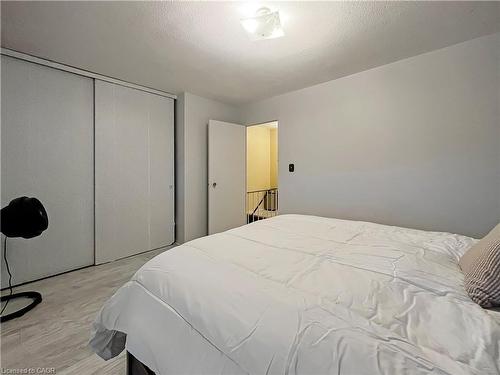 723-350 Quigley Road, Hamilton, ON - Indoor Photo Showing Bedroom