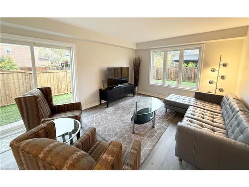 136 Winterberry Boulevard, Thorold, ON - Indoor Photo Showing Living Room
