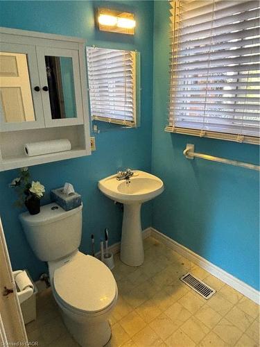 24 Hunt Street, Hamilton, ON - Indoor Photo Showing Bathroom