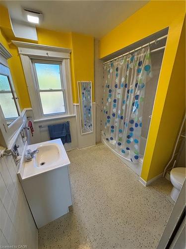 24 Hunt Street, Hamilton, ON - Indoor Photo Showing Bathroom