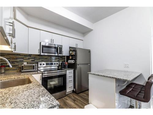 B4-1430 Highland Road W, Kitchener, ON - Indoor Photo Showing Kitchen