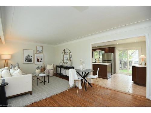 130 Delmar Drive, Hamilton, ON - Indoor Photo Showing Living Room