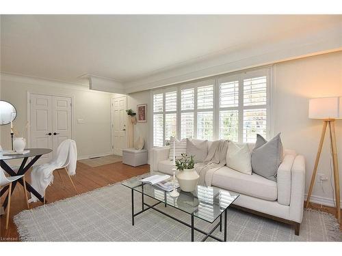 130 Delmar Drive, Hamilton, ON - Indoor Photo Showing Living Room