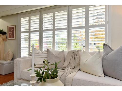 130 Delmar Drive, Hamilton, ON - Indoor Photo Showing Living Room
