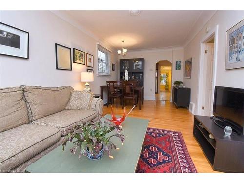 206 East 8Th Street, Hamilton, ON - Indoor Photo Showing Living Room