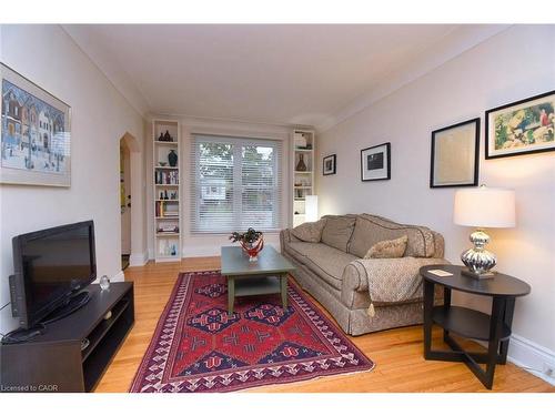 206 East 8Th Street, Hamilton, ON - Indoor Photo Showing Living Room