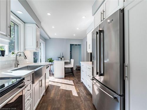 1404 Kimberley Drive, Oakville, ON - Indoor Photo Showing Kitchen With Upgraded Kitchen