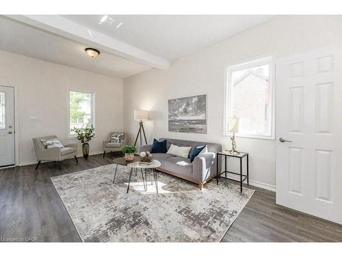 196 Picton Street E, Hamilton, ON - Indoor Photo Showing Living Room