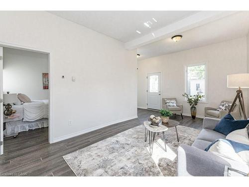 196 Picton Street E, Hamilton, ON - Indoor Photo Showing Living Room