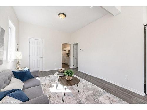 196 Picton Street E, Hamilton, ON - Indoor Photo Showing Living Room