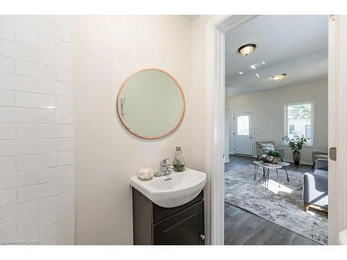 196 Picton Street E, Hamilton, ON - Indoor Photo Showing Bathroom