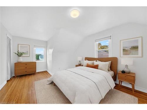 421 East 36Th Street, Hamilton, ON - Indoor Photo Showing Bedroom