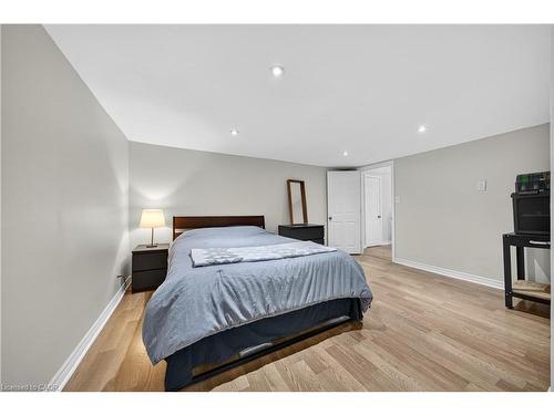 421 East 36Th Street, Hamilton, ON - Indoor Photo Showing Bedroom